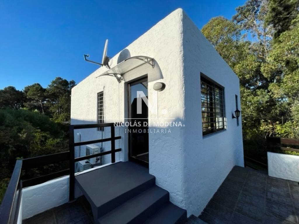 Casa en Pinares de 2 Dormitorios en gran terreno.