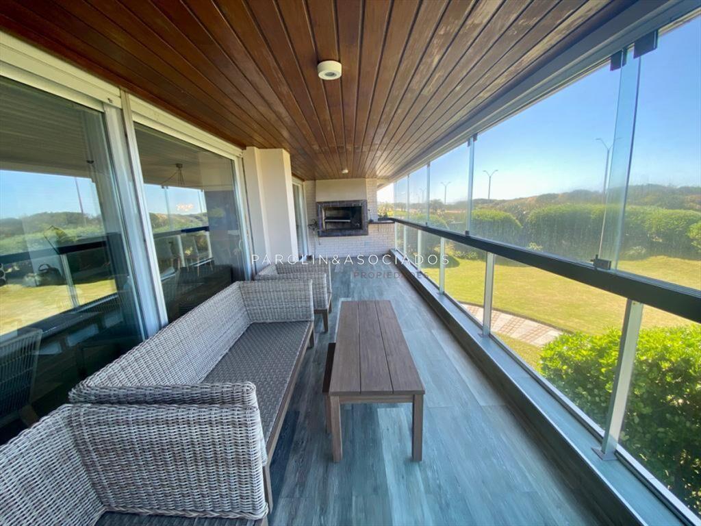 Hermoso apartamento en playa brava en primera al