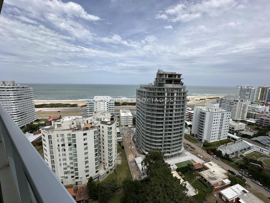 OPORTUNIDAD! Wind Tower de 2 dormitorios, hermosa