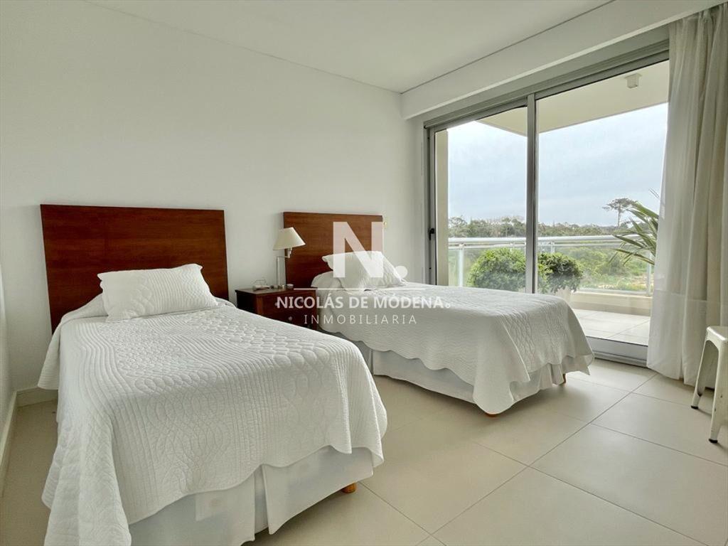 Apartamento 3 suites y dependencia en playa brava