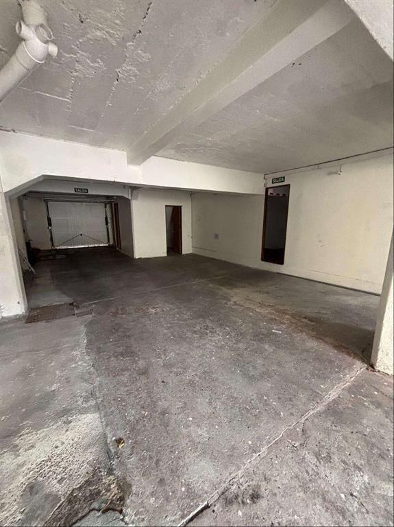 Alquiler Deposito libre 230m2 sobre Avenida Burgues Reducto