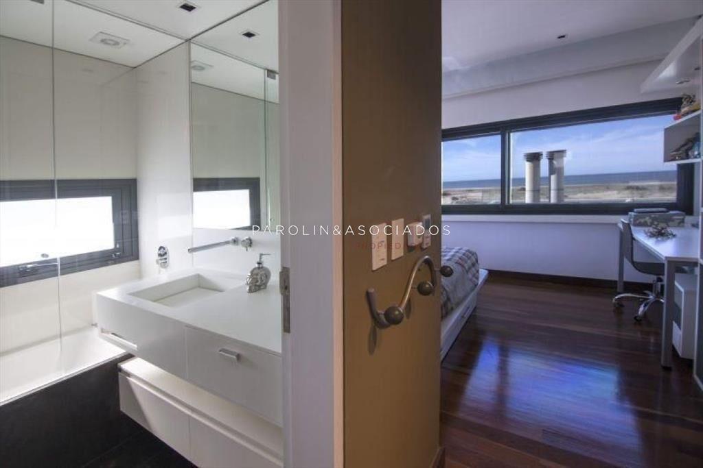 Casa de 4 dormitorios en venta en Manantiales,