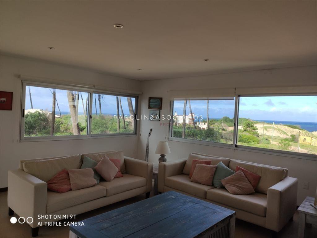 Casa de 3 dormitorios en venta con piscina y vista al mar,