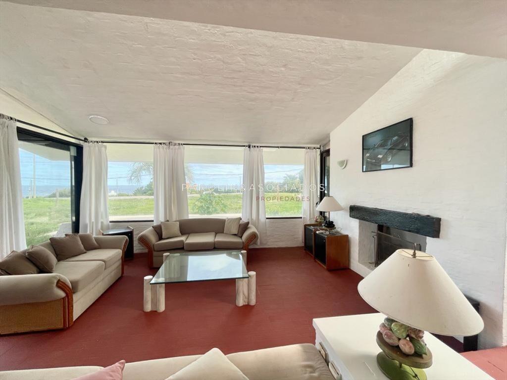 Casa en venta sobre la ruta, frente al mar Punta