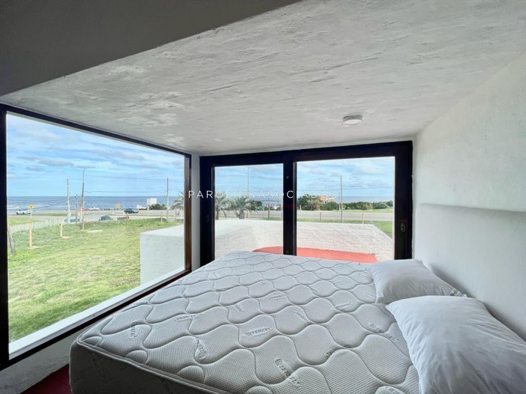 Casa en venta sobre la ruta, frente al mar Punta