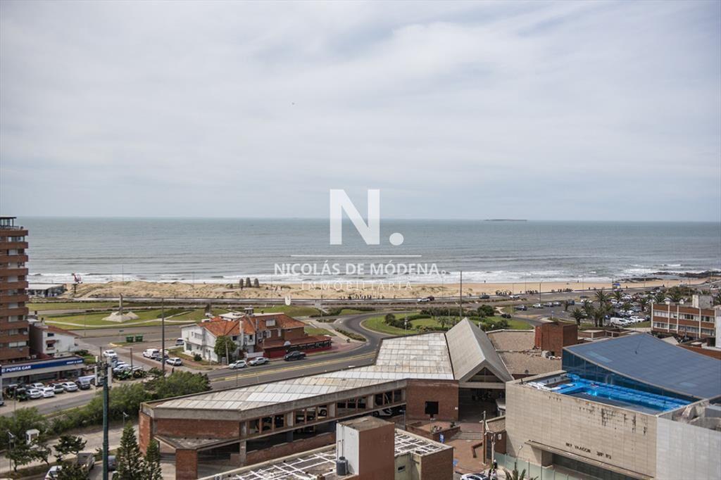 Departamento en iconica torre, frente al mar, 3
