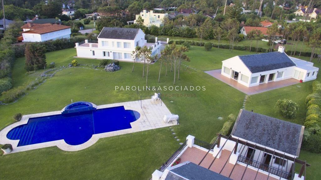 Casa en venta de 5 dormitorios en primera linea
