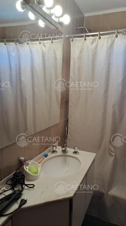 Vende apartamento de 2 dormitorios más servicio