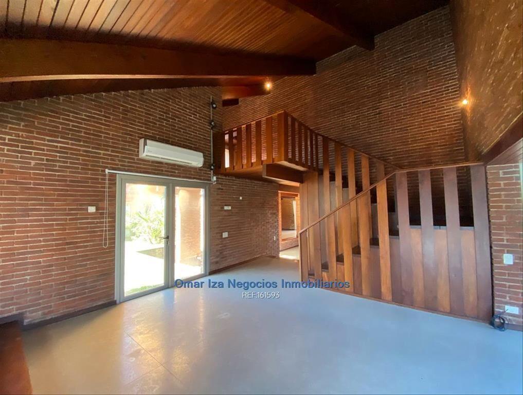 Venta gran casa en Carrasco 4 dormitorios fondo con piscina