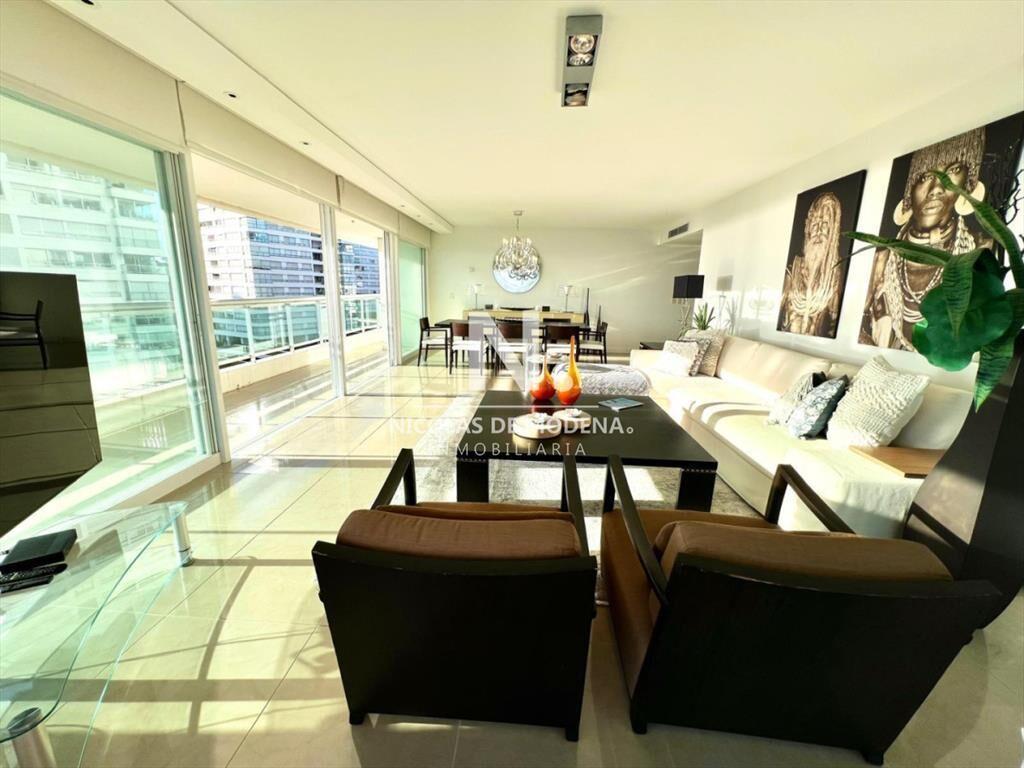 Amplio departamento de 4 dormitorios en suite al