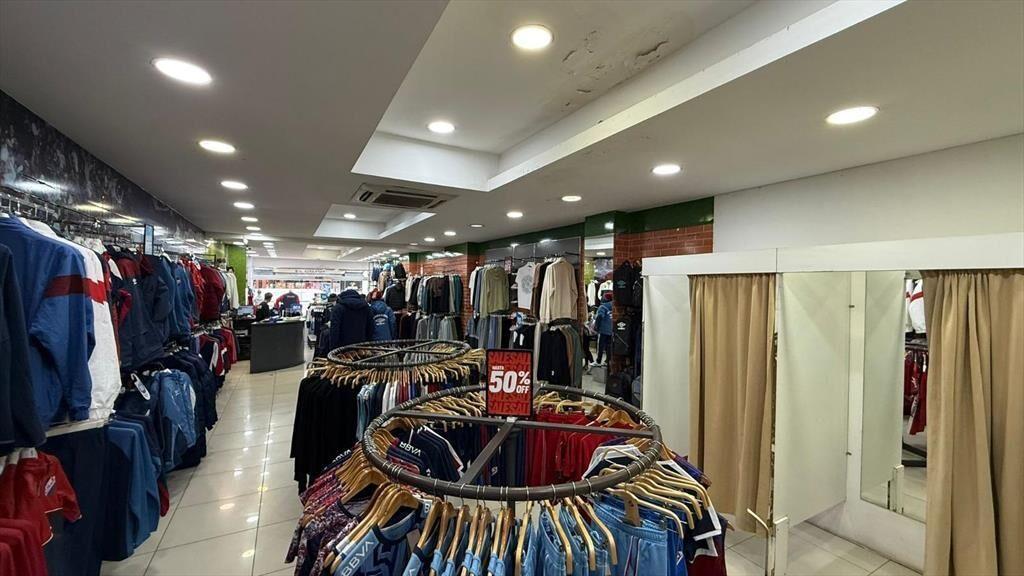 18 de julio esq Roxlo 200 m2, salón + deposito