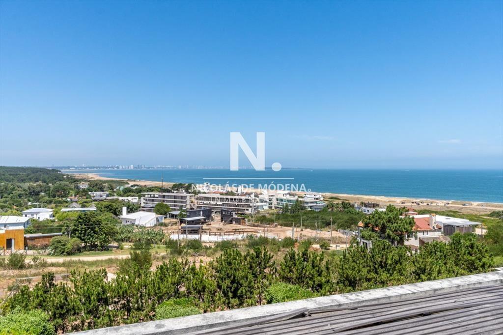 Vende Apartamento de 2 dormitorios frente al mar