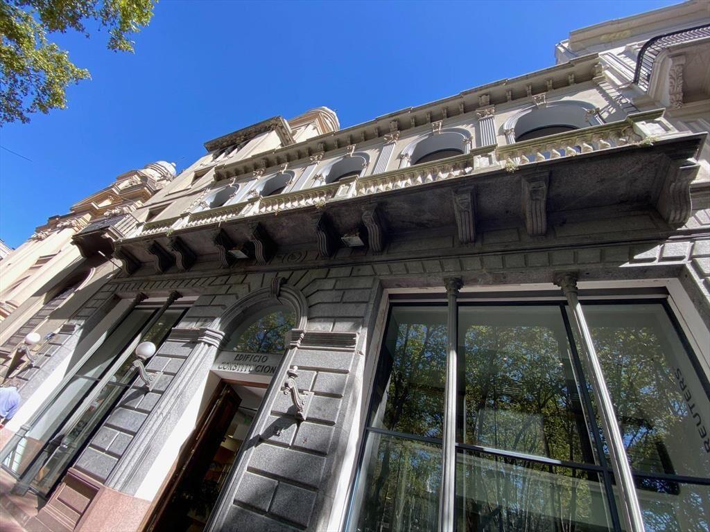 Alquiler - Oficina con vista a Plaza Matríz, 184 m2 con 42 d