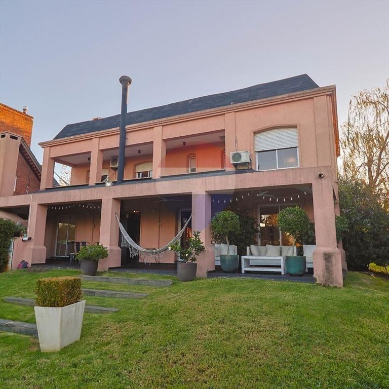 VENTA CASA LOMAS DE LA TAHONA 3 DORM SERV Y ESCRI