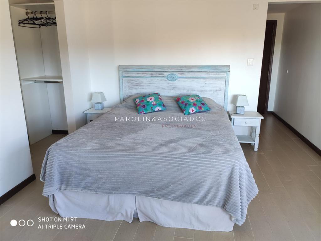 Casa de 3 dormitorios en venta con piscina y vista al mar,