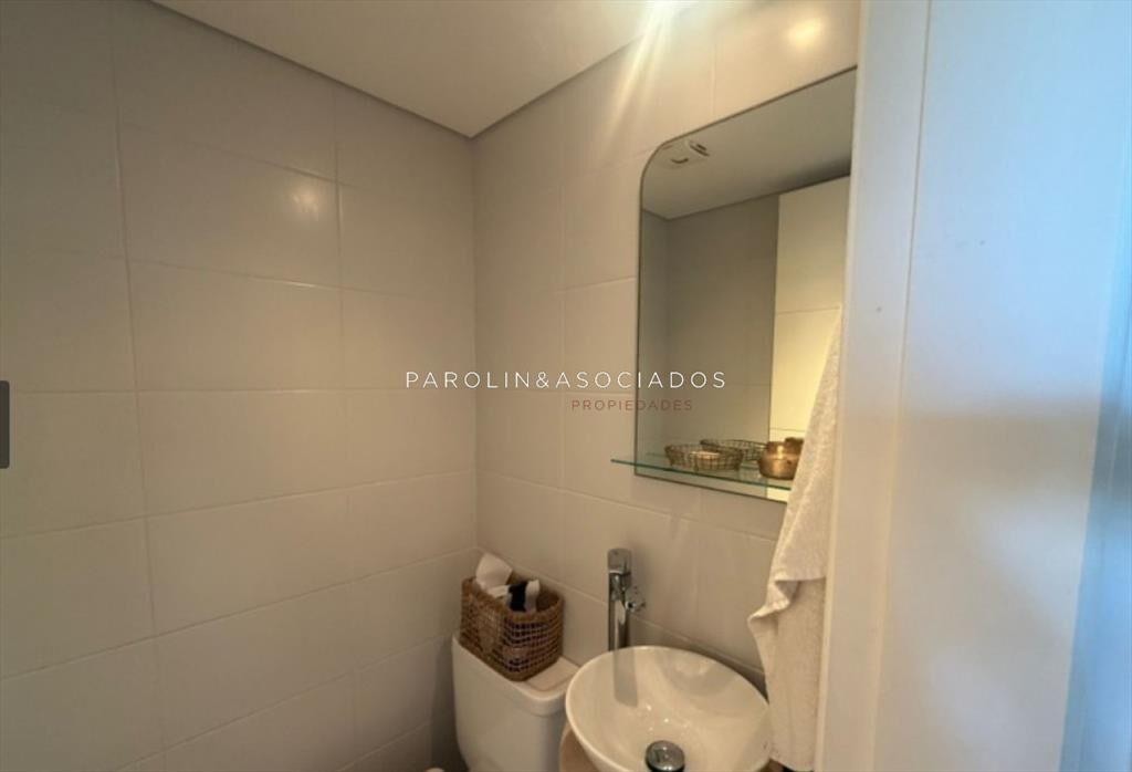 Departamento  en Venta de 3 Dormitorios de la al