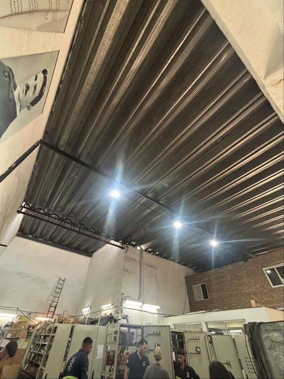 Alquiler local comercial área 234m2, altura 7 metros entrad