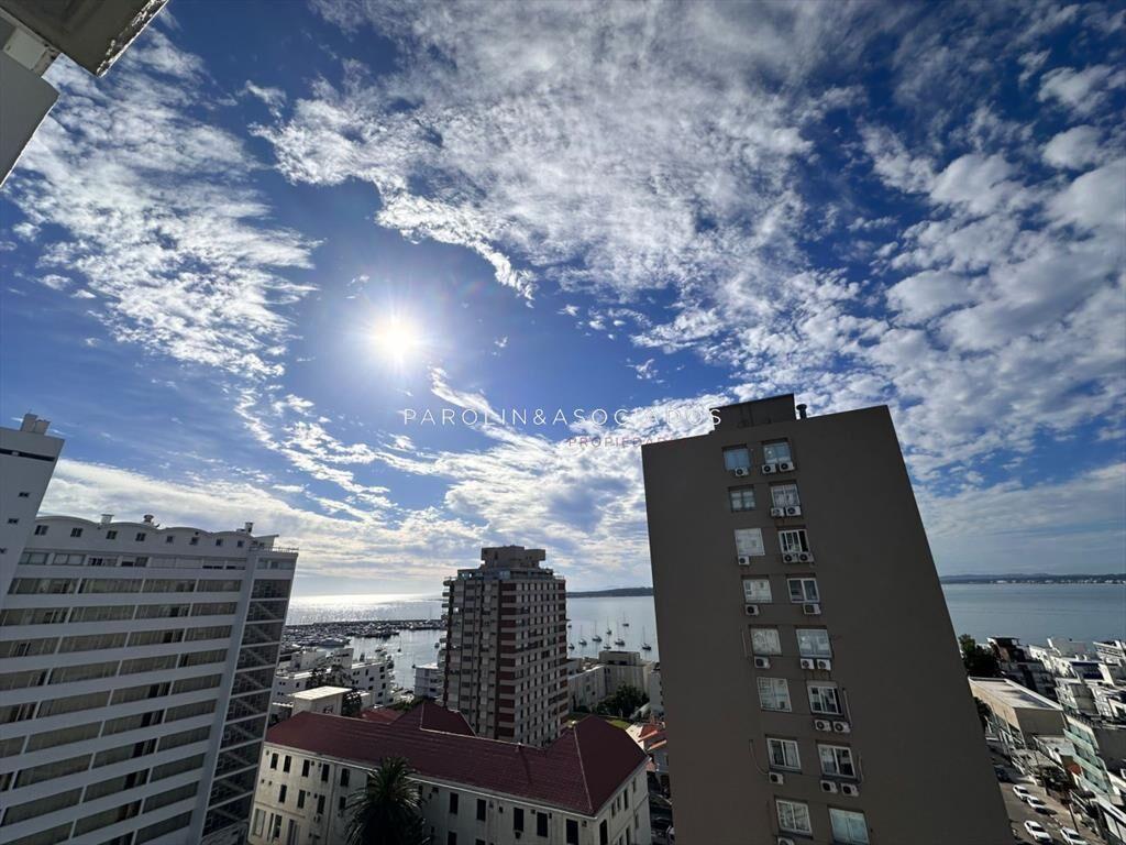 Vende apartamento de 2 dormitorios en Punta del