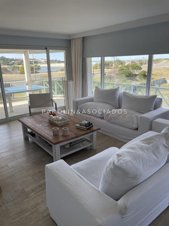 Apartamento de 3 dormitorios con vista al mar, en Brava Pun