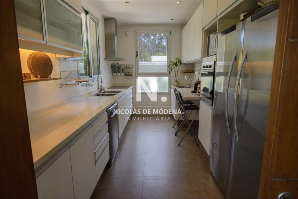 Vende casa en Rincon del Indio en Punta del Este de 5 dormi