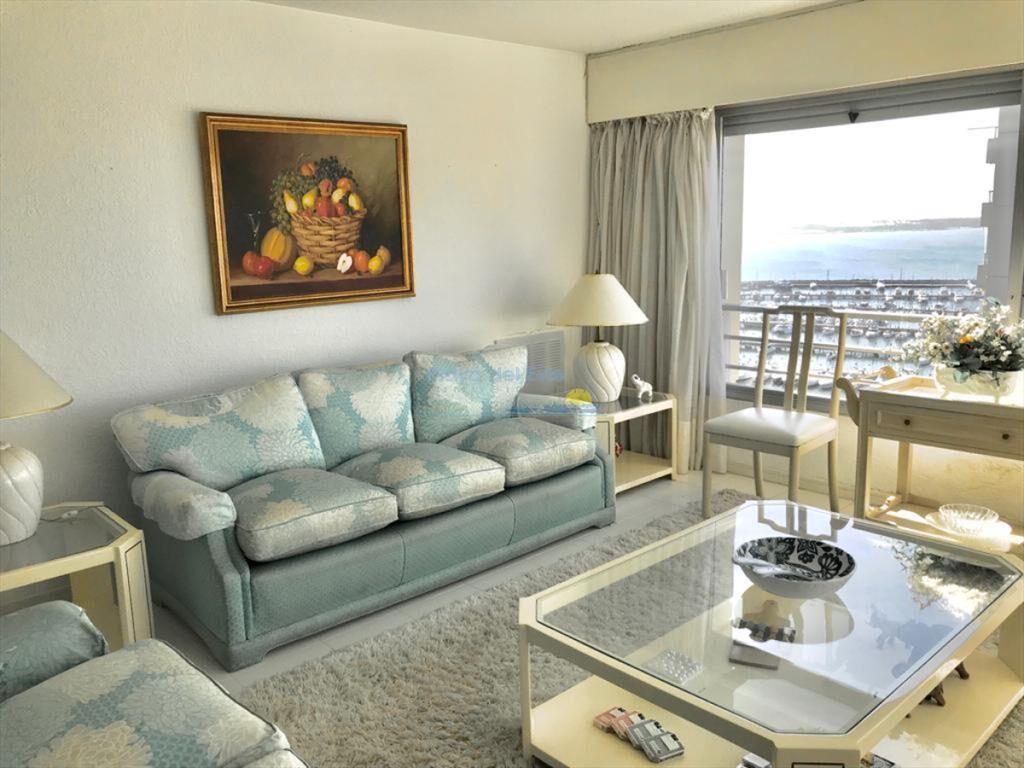 Apartamento de 3 dormitorios en Torre Verona , ,
