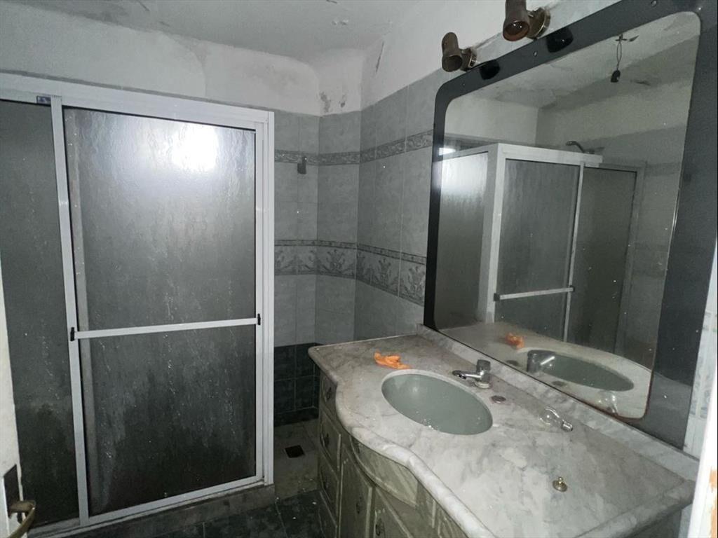 Local comercial + casa de altos sobre Gral Flores