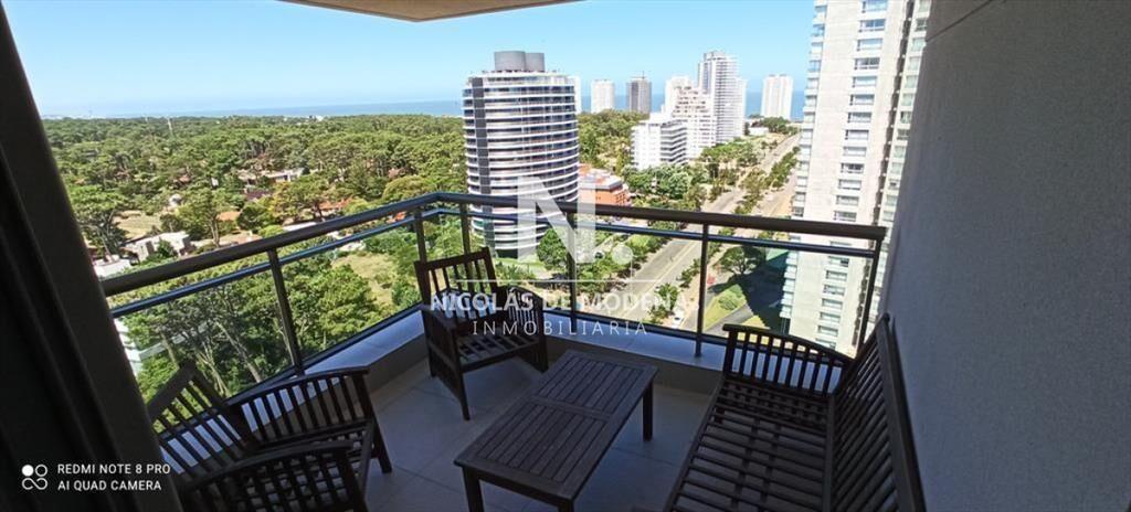 Vende apartamento de 3 dormitorios en Brava Punta