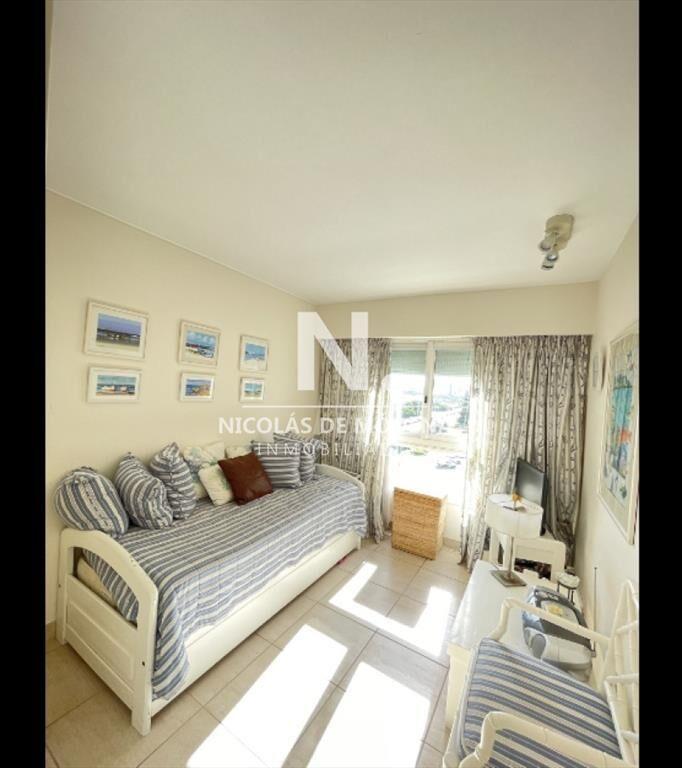Vende apartamento de 3 dormitorios en Mansa, con