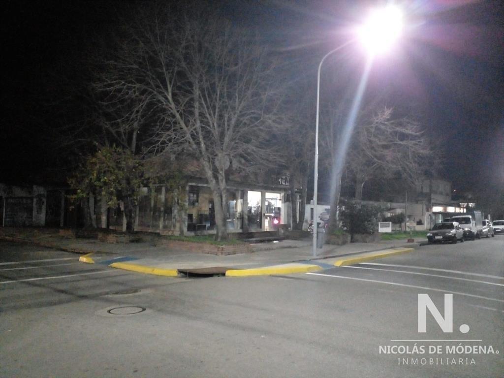 LOCALES ESQUINEROS a pasos del CENTRO DE MALDONADO.