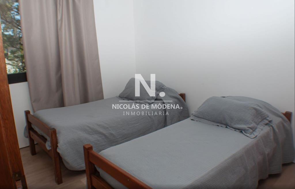CASA EN VENTA 4 DORMITORIOS EN JARDINES DE