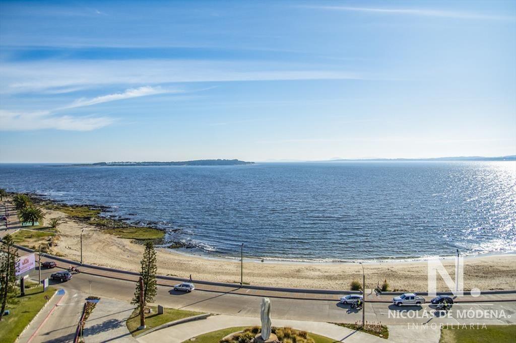 Torre frente al mar, departamento en venta, 3 suites. Punta