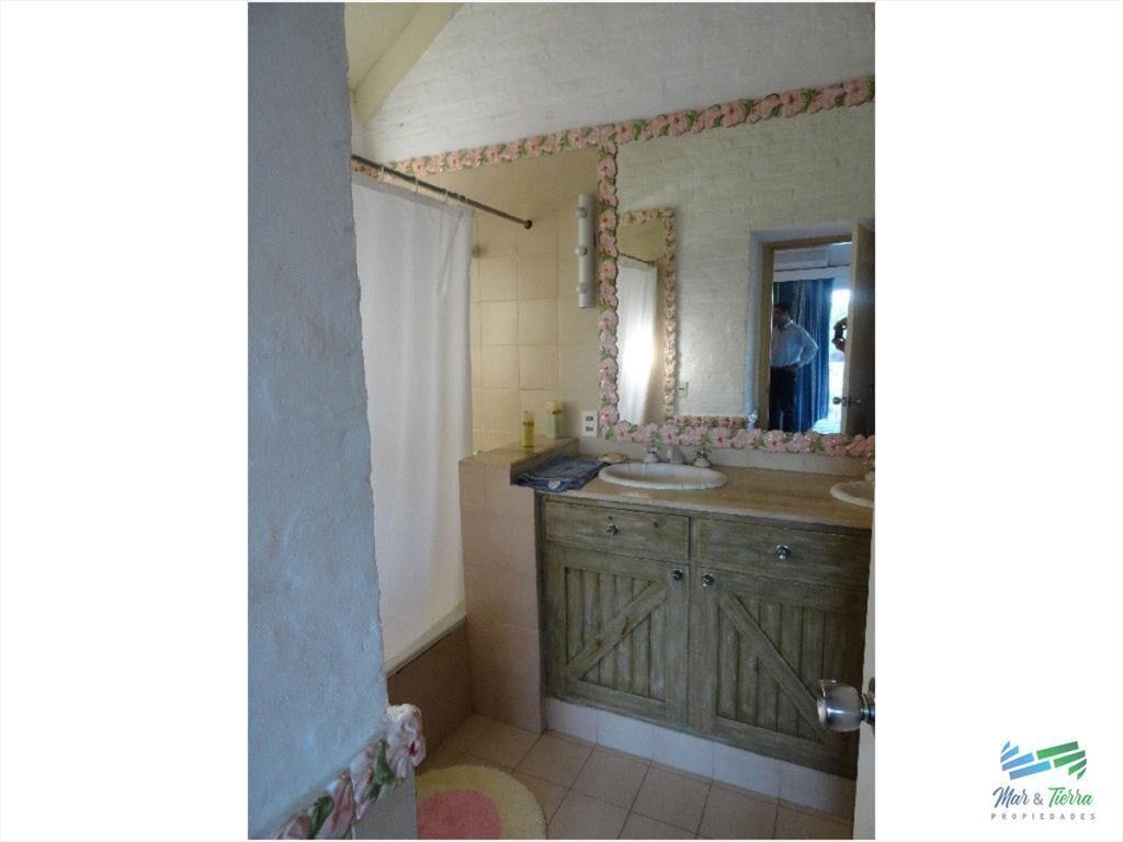 Casa en alquiler y venta..  Zona de playa mansa,