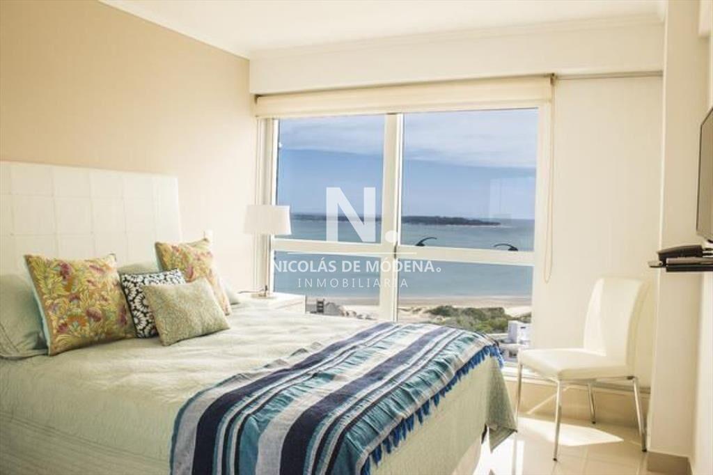 Vende apartamento de 2 dormitorios frente al mar,