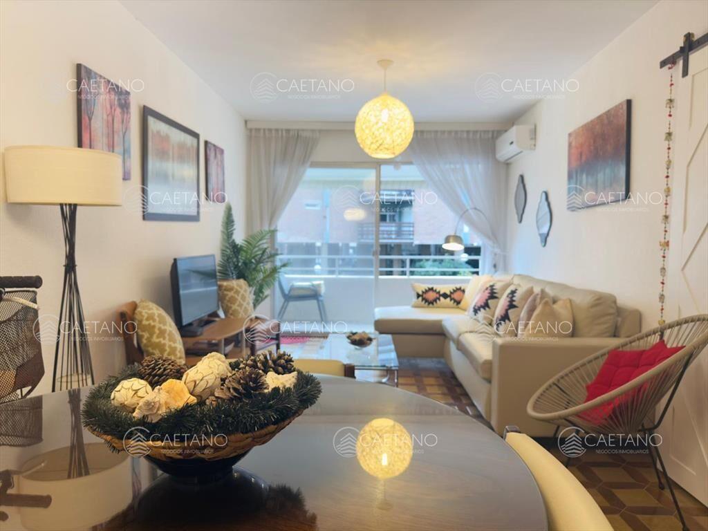 Venta apartamento de 2 dormitorios, con balcón. Playa mans
