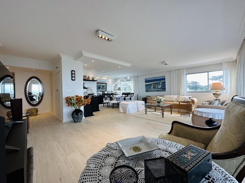 Venta  y alquiler de apartamento de 4 dormitorios en Punta