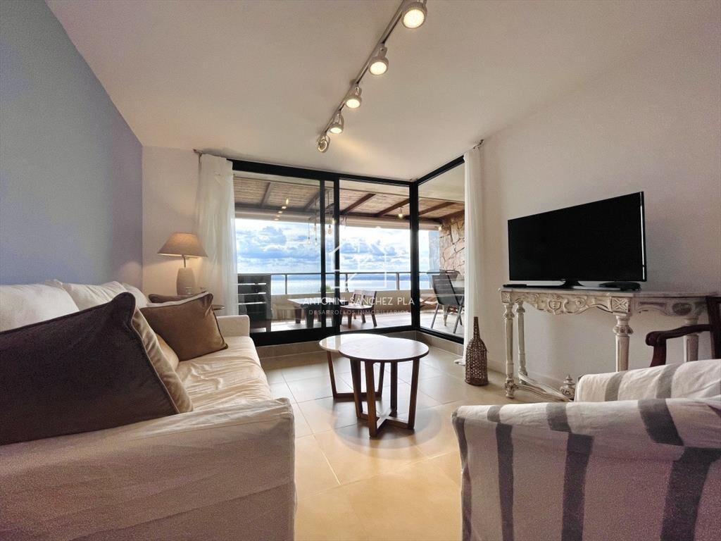 Venta y alquiler de apartamento de dos dormitorios con parr