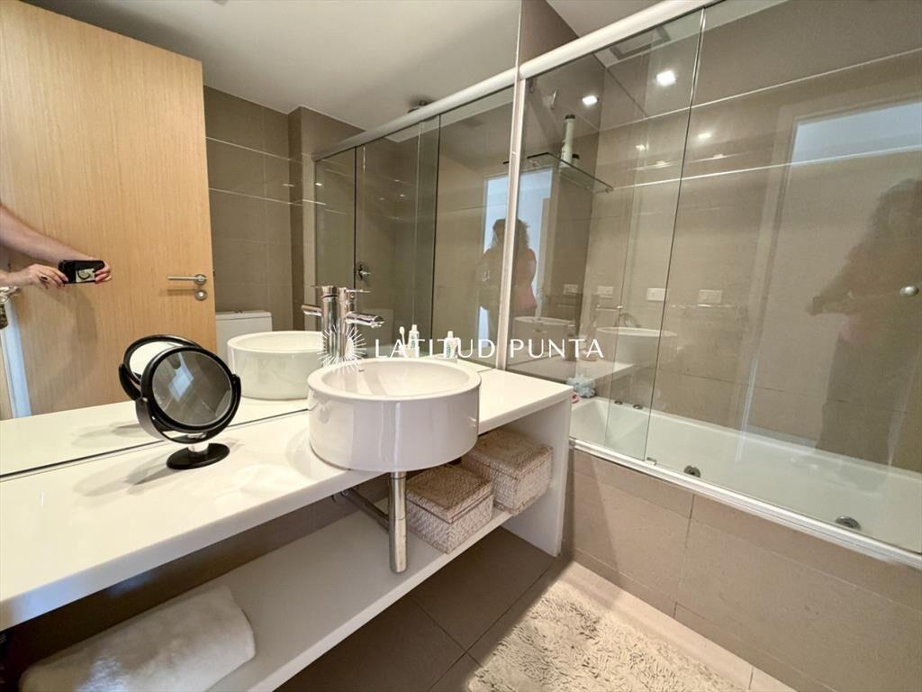 Apartamento de dos suites más dependencia con al