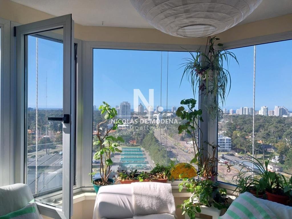 Hermoso y amplio apartamento de 3 dormitorios en Punta del
