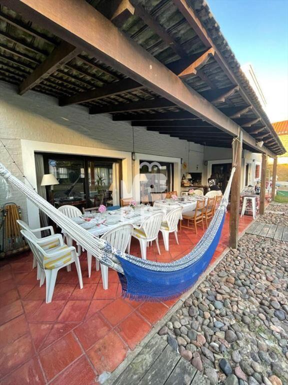 Venta de  casa 4 dormitorios+ servicio  - Ref :