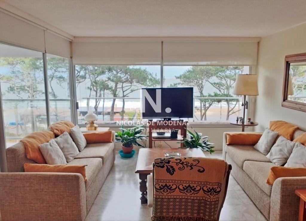 Departamento de 3 dormitorios y dependencia en