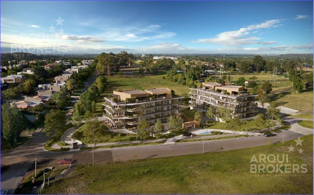 Apartamento de tres dormitorios en venta en Carrasco - 304