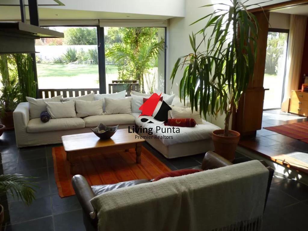 Hermosa casa de 4 dormitorios en agradable entorno.