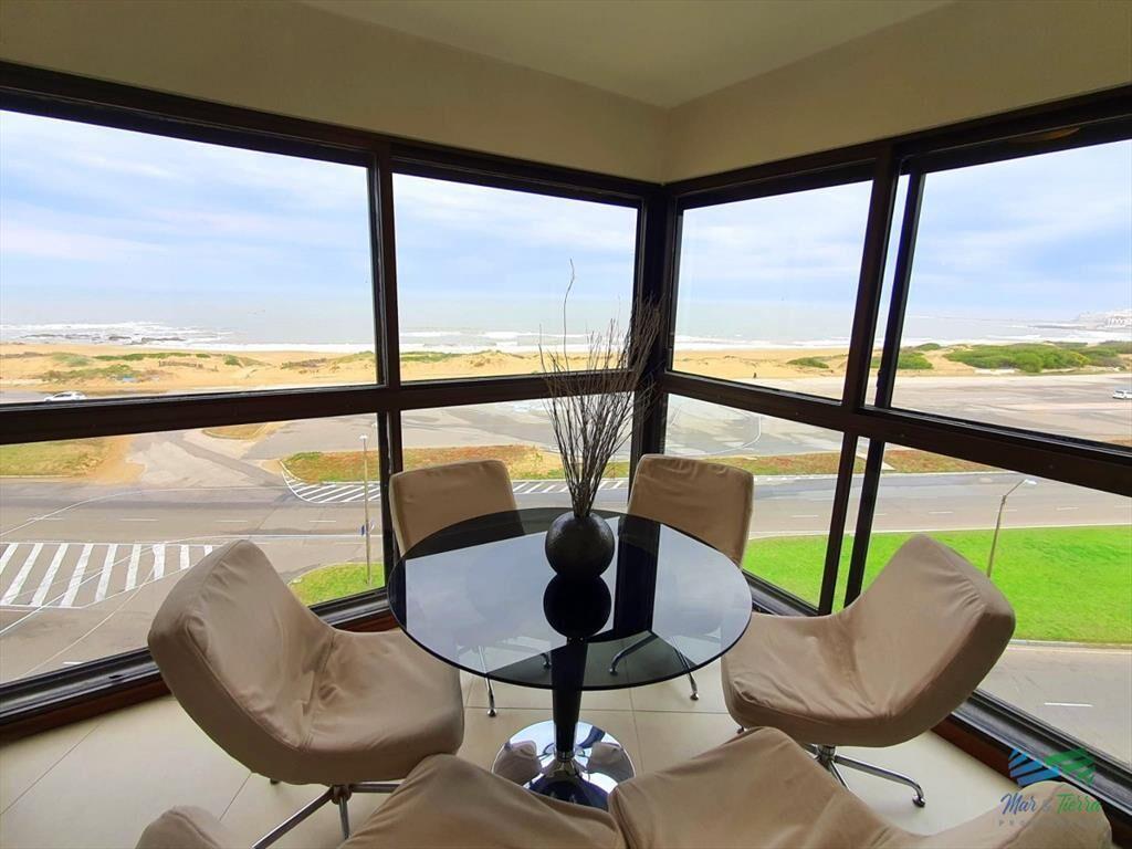 En venta apartamento 3 dormitorios, vista al mar, primera l