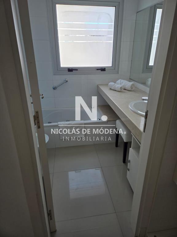 Vende apartamento de 3 dormitorios en Playa Punta