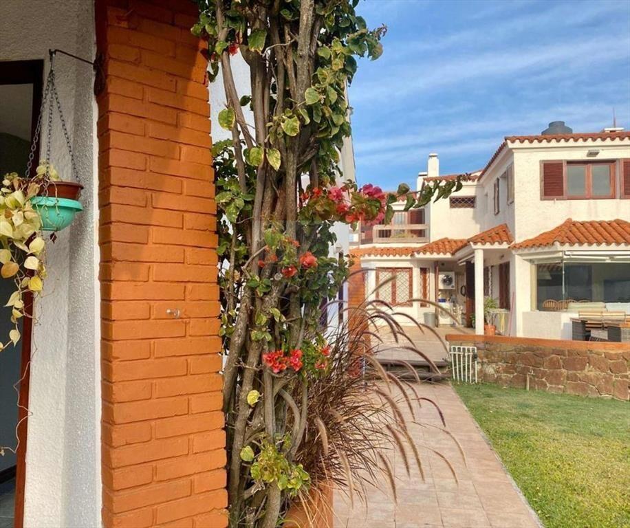 VENTA CASA CARRASCO 4 DORM, SERV BARB Y PISCINA