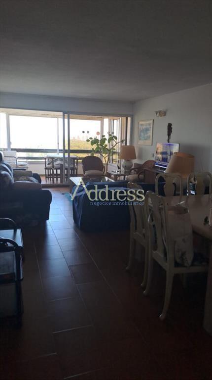Vende apartamento de 2 dormitorios más servicio