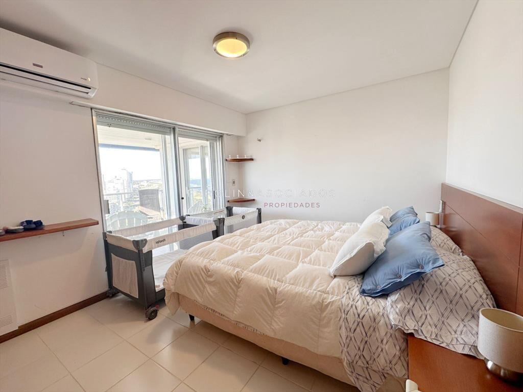 Apartamento de 3 Dormitorios + dependencia en en