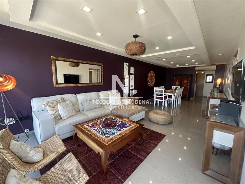 Venta apartamento de 2 dormitorios, 3 baños y en