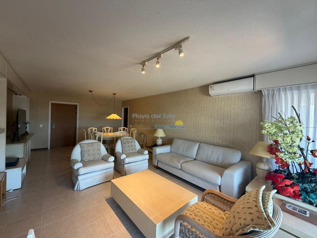 Apartamento de 3 dormitorios en alquiler anual e