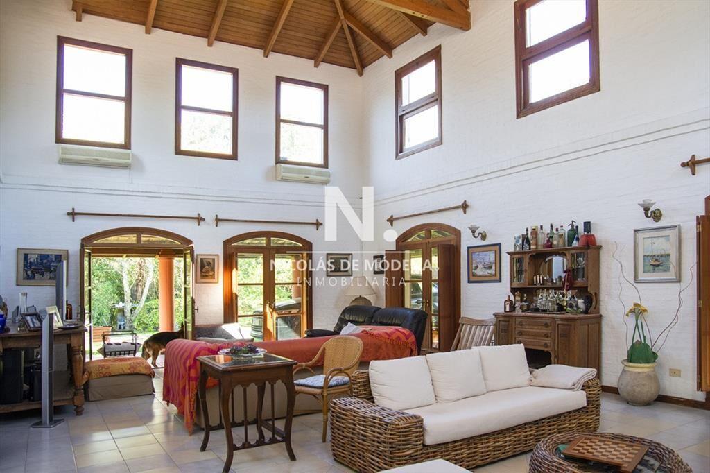 Casa de gran tamaño ubicada en zona